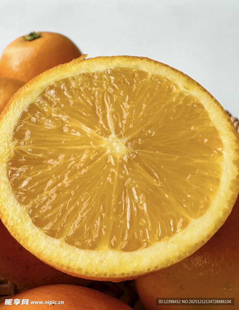 新鲜切开的多汁橙子