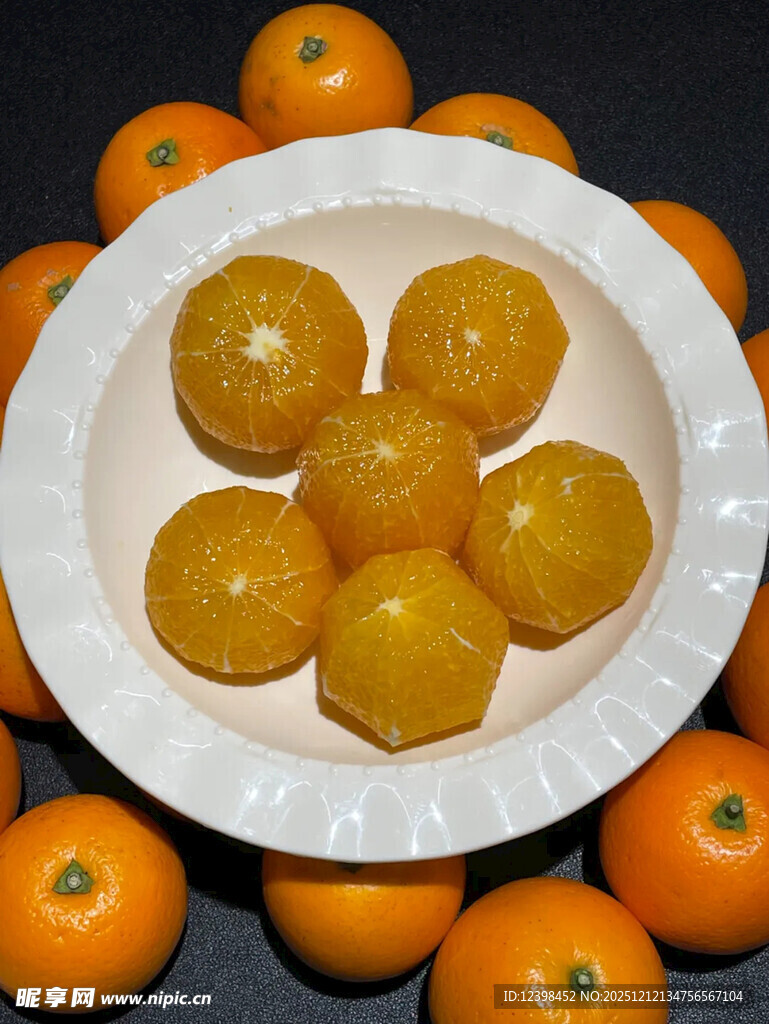 盘中金橘与周围鲜橙