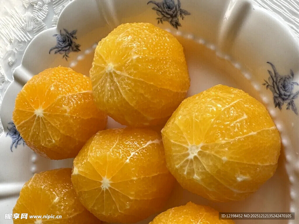 瓷盘中的新鲜剥壳橘子