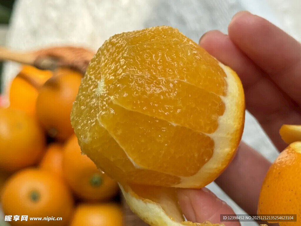 剥开的新鲜金桔