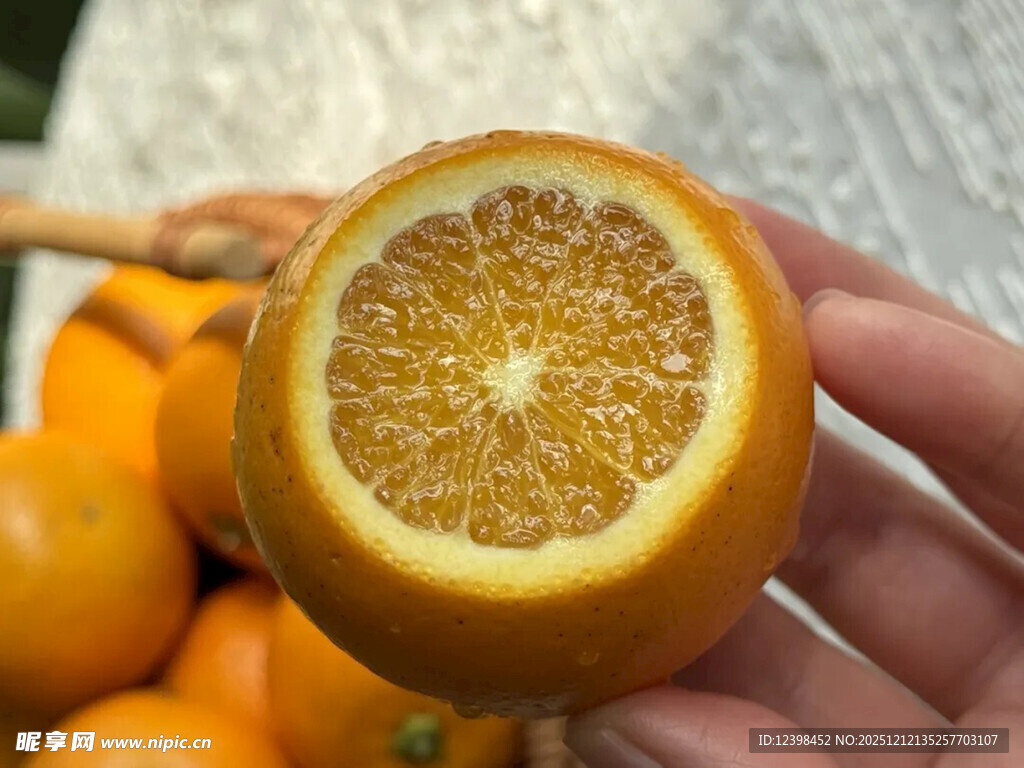 手捧切开的新鲜小橘子