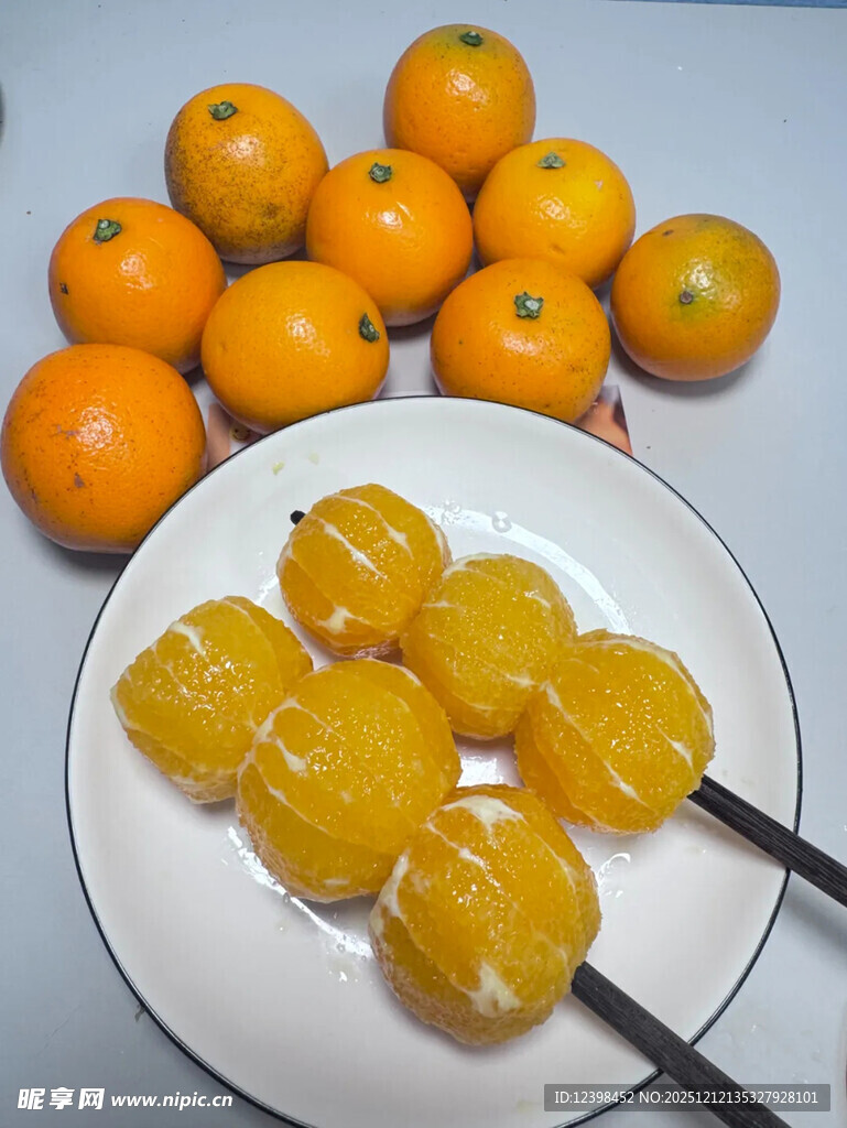 盘中剥好橘子与整颗橘子