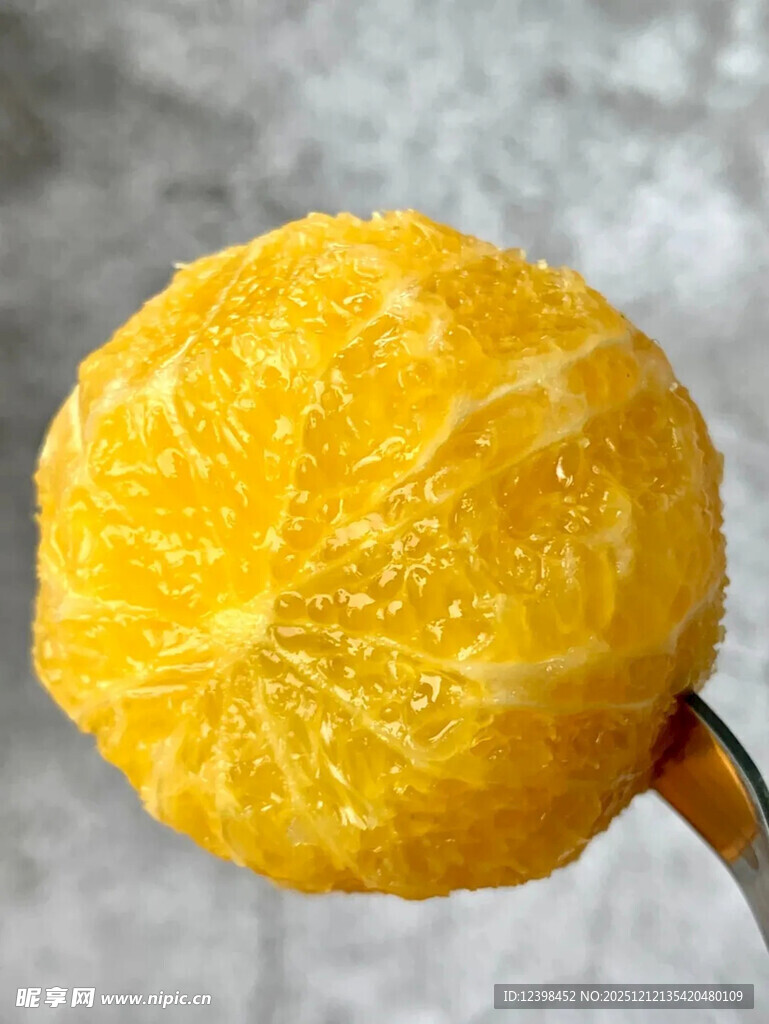 剥开的鲜橙果肉特写