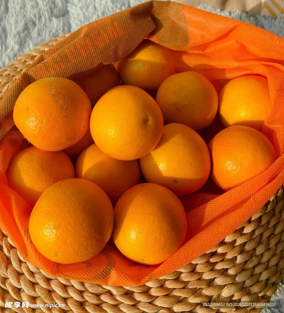 篮子里的新鲜橙子