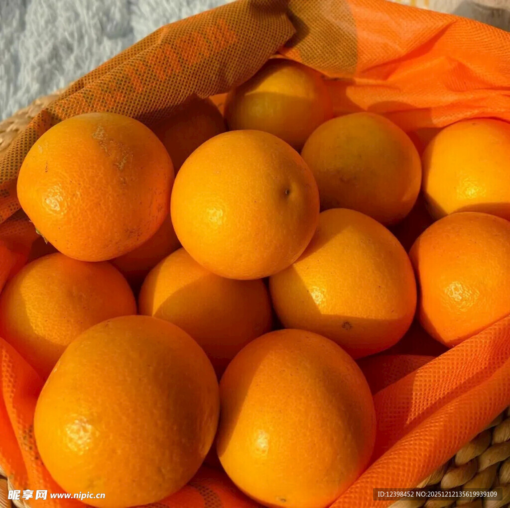 篮子里的新鲜橙子