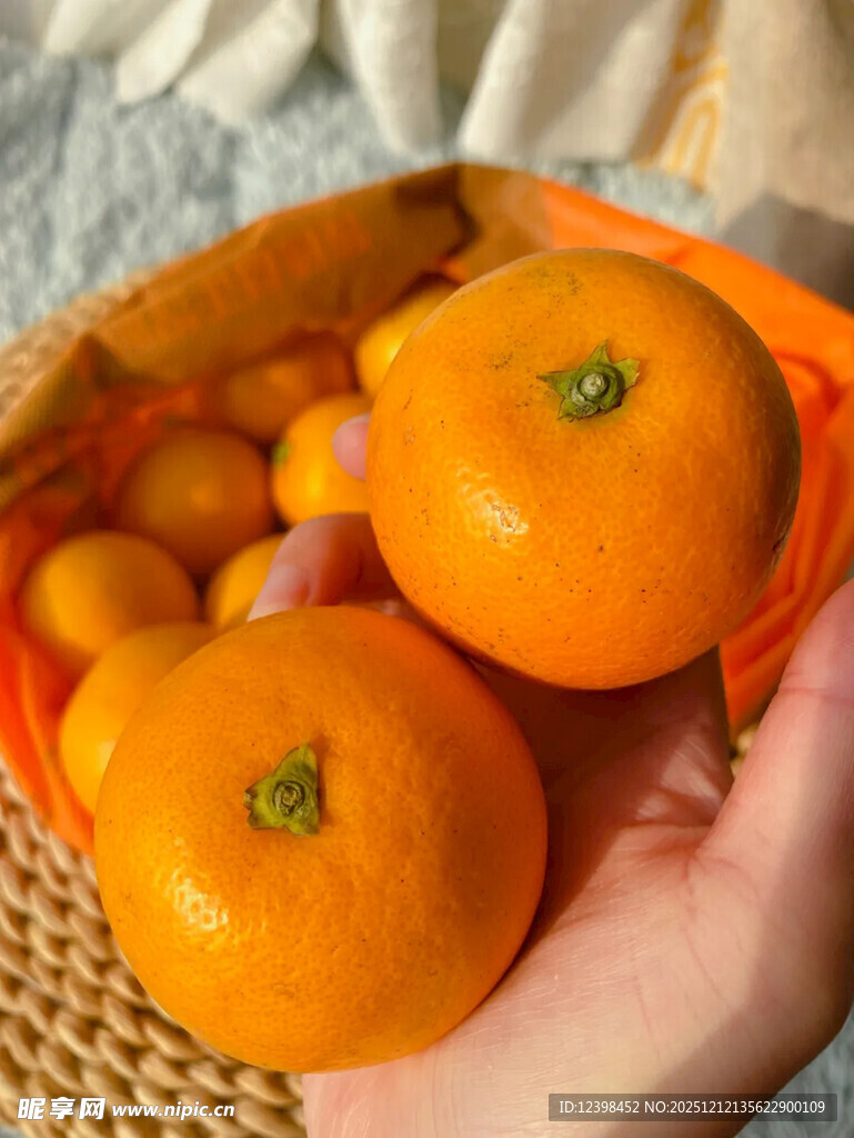 手捧新鲜饱满的橘子