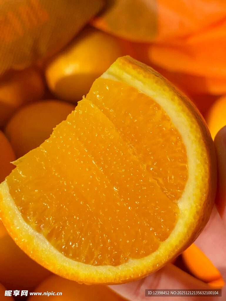 手持鲜橙切片特写