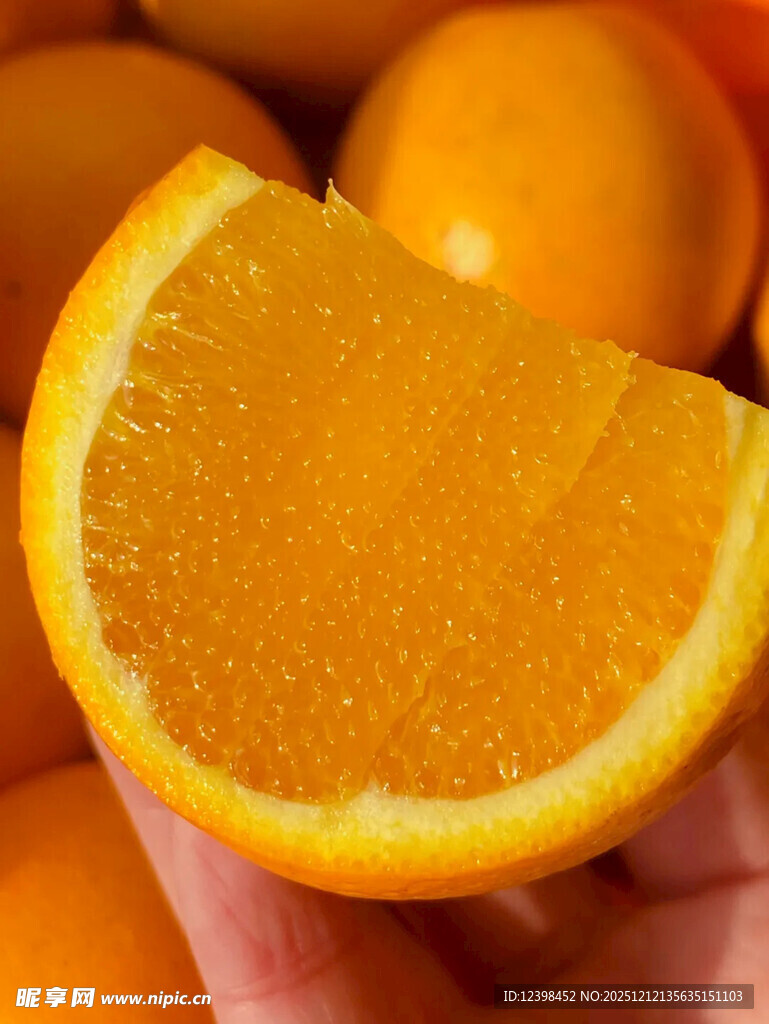 手持鲜橙切片特写