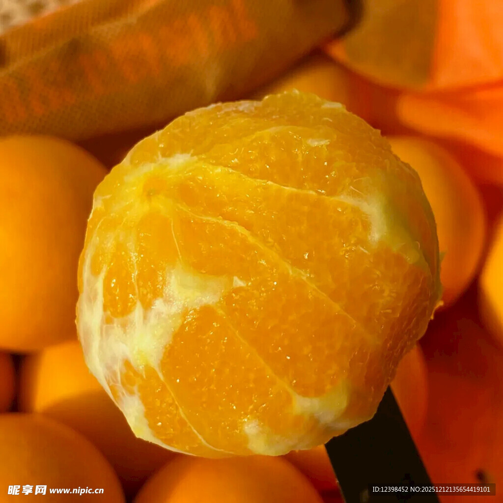 剥开的新鲜橘子