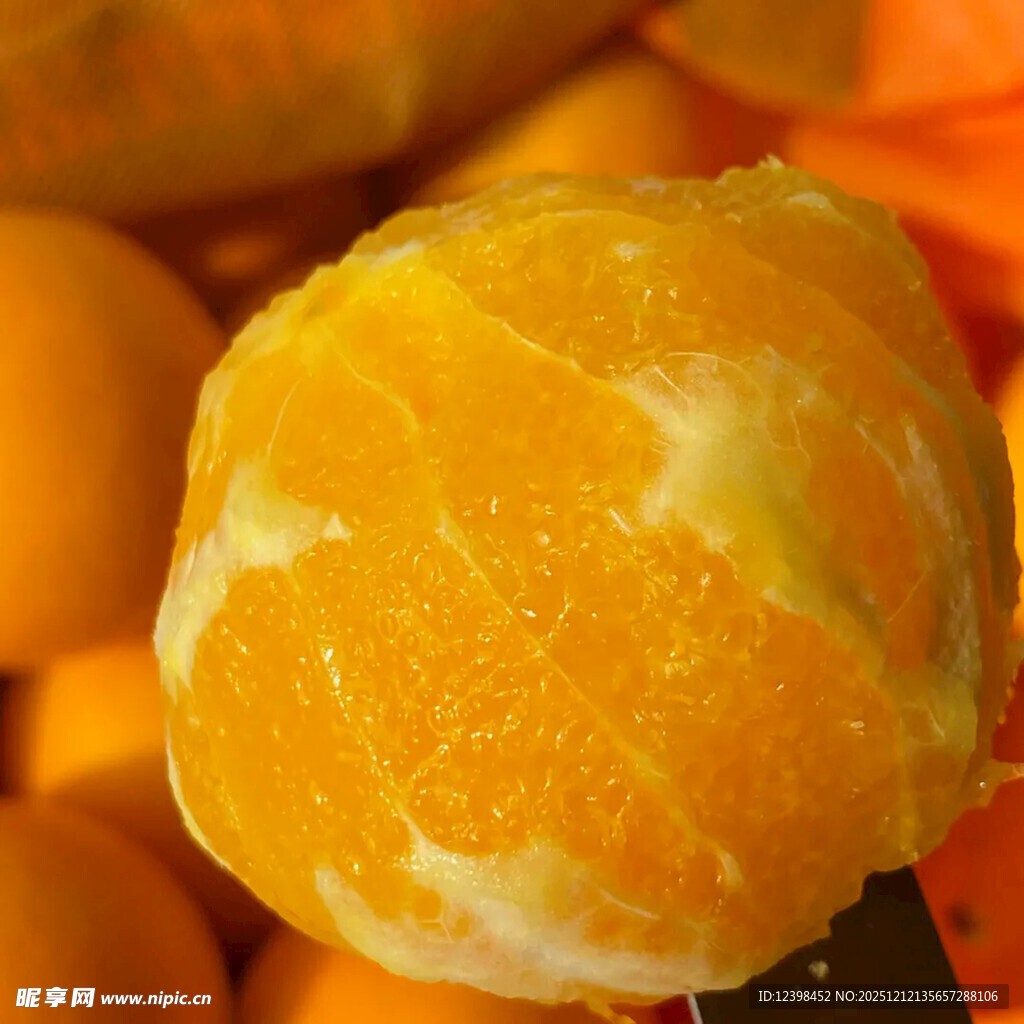 剥开的新鲜橙子