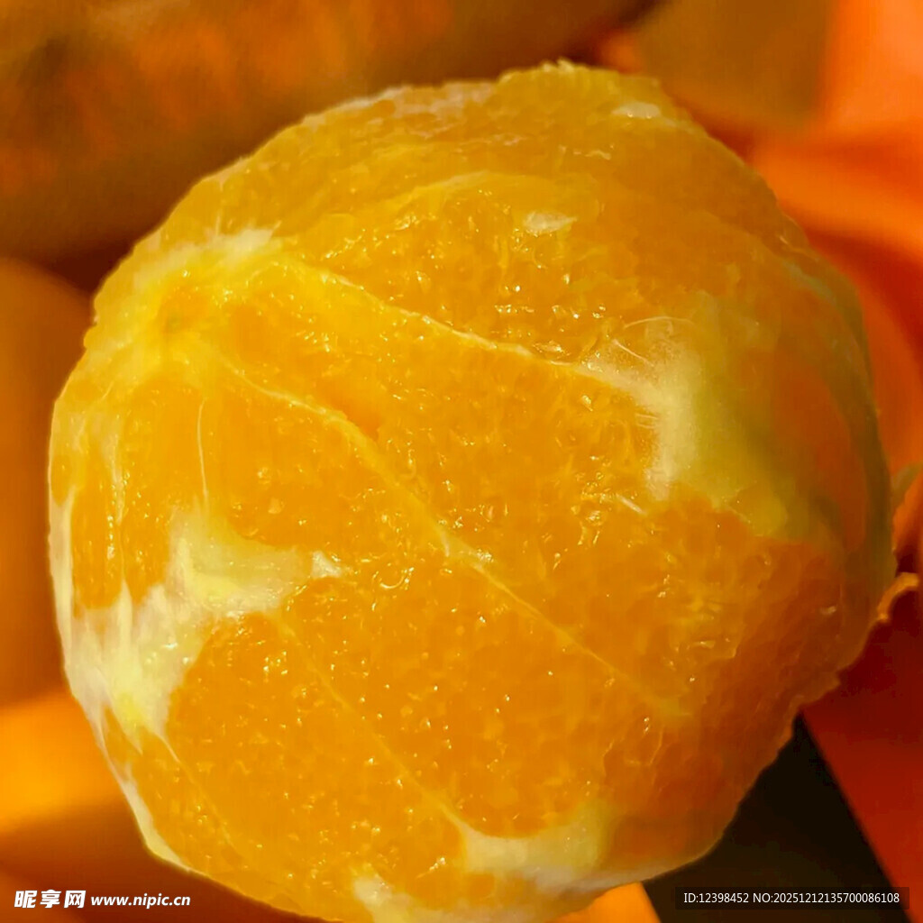 剥开的新鲜橙子