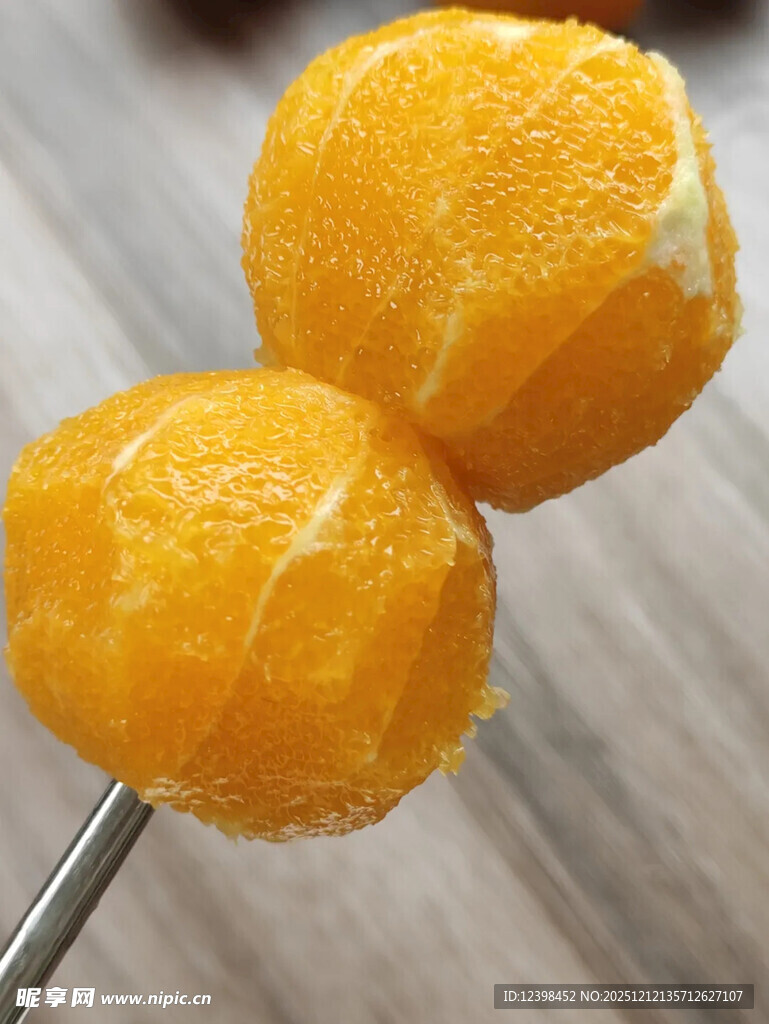 竹签串起的剥壳鲜橙