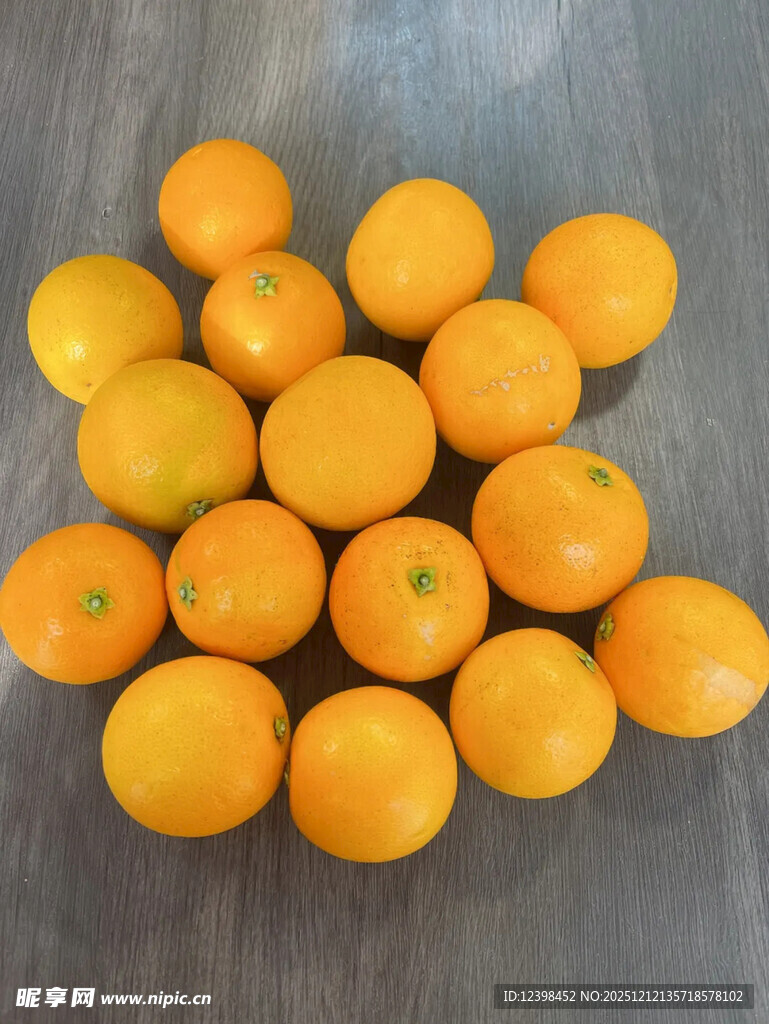 一堆新鲜的橙子摆放整齐