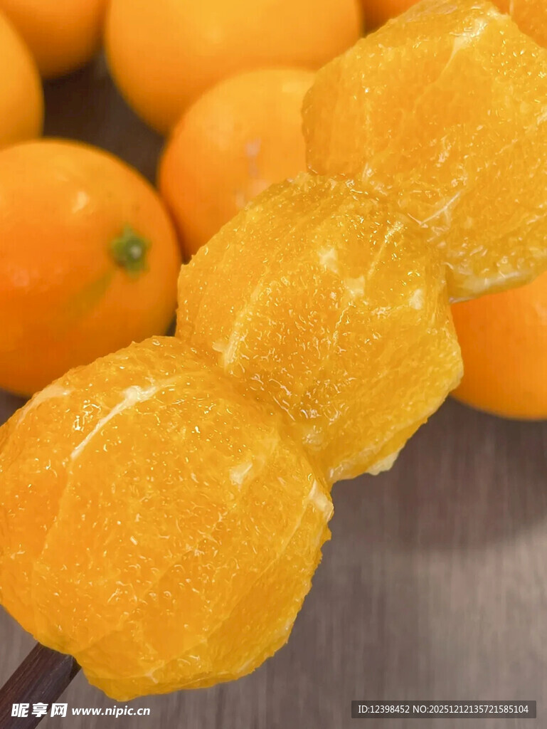 新鲜剥开的多汁橙子果肉