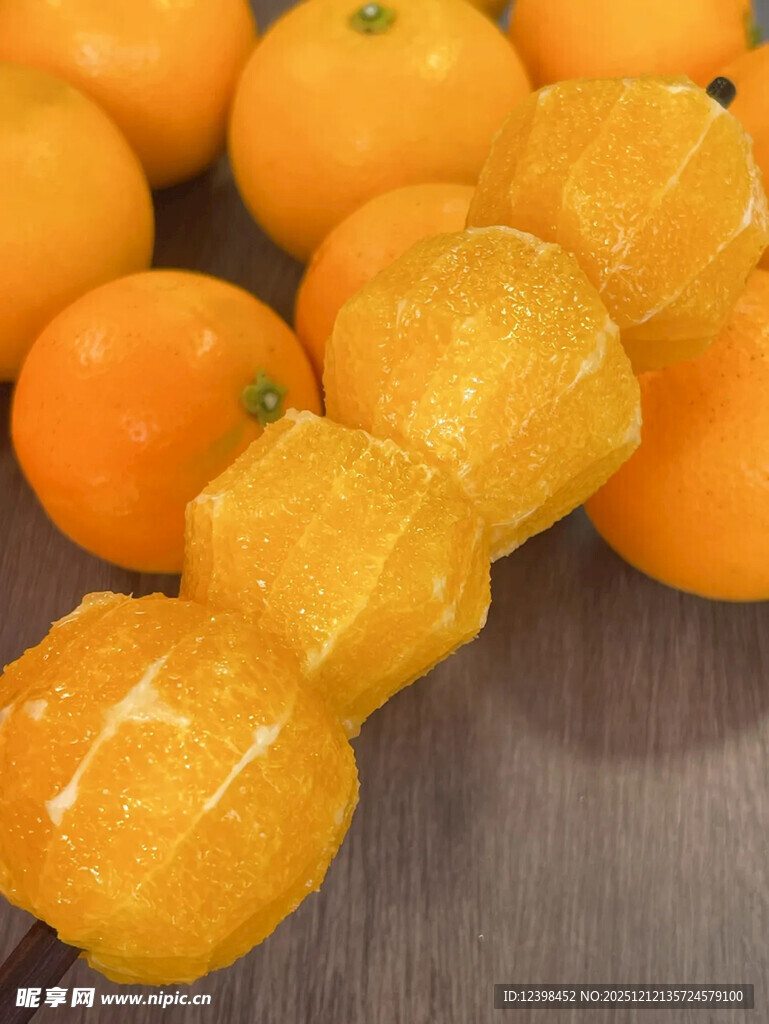 剥开的橘子与整颗橘子