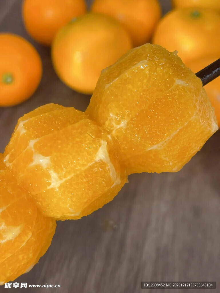 串起的剥壳橘子