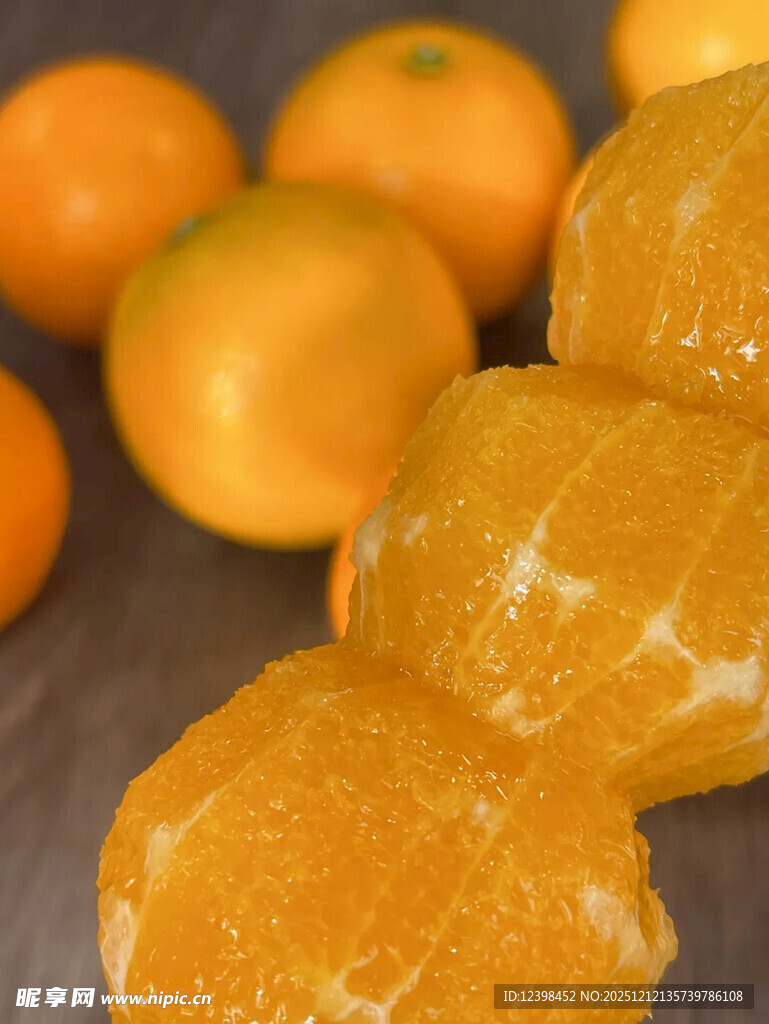 新鲜剥壳橘子诱人展示
