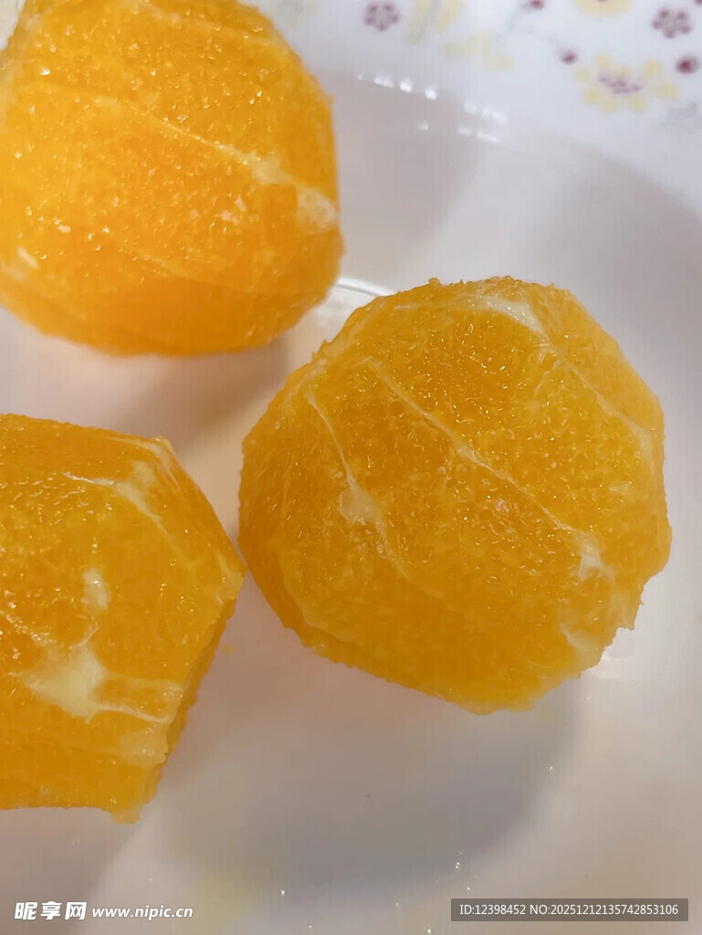 新鲜剥好的多汁橘子