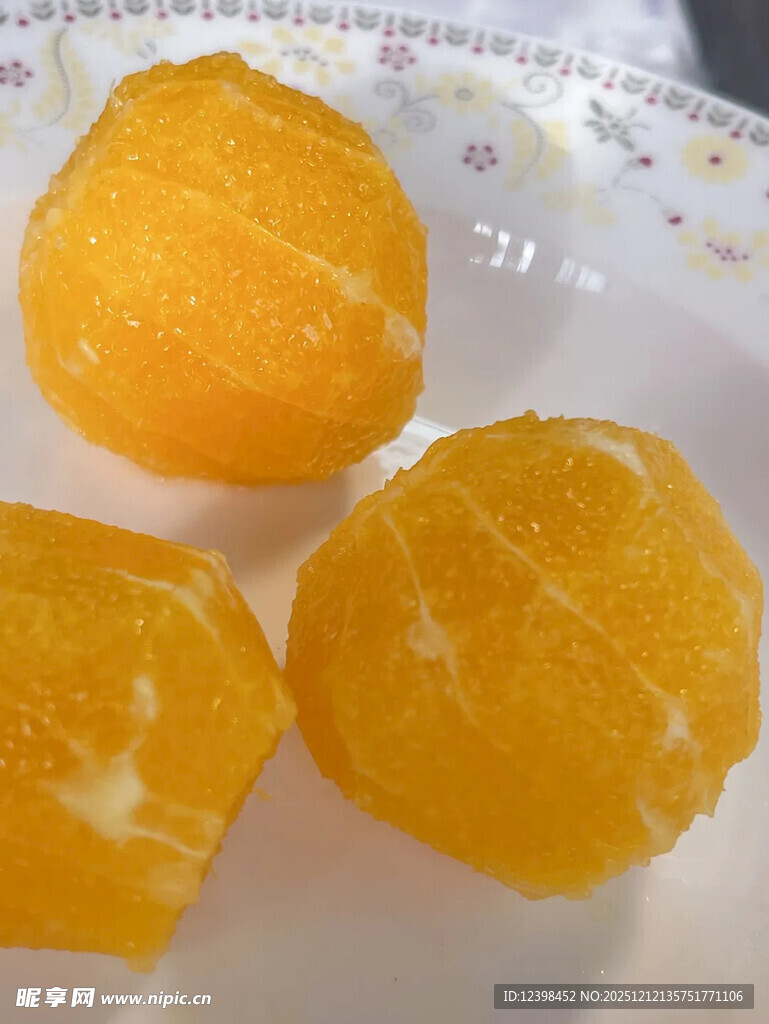 新鲜剥壳橘子摆于盘中