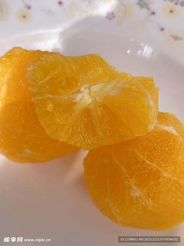 新鲜剥好的橘子果肉