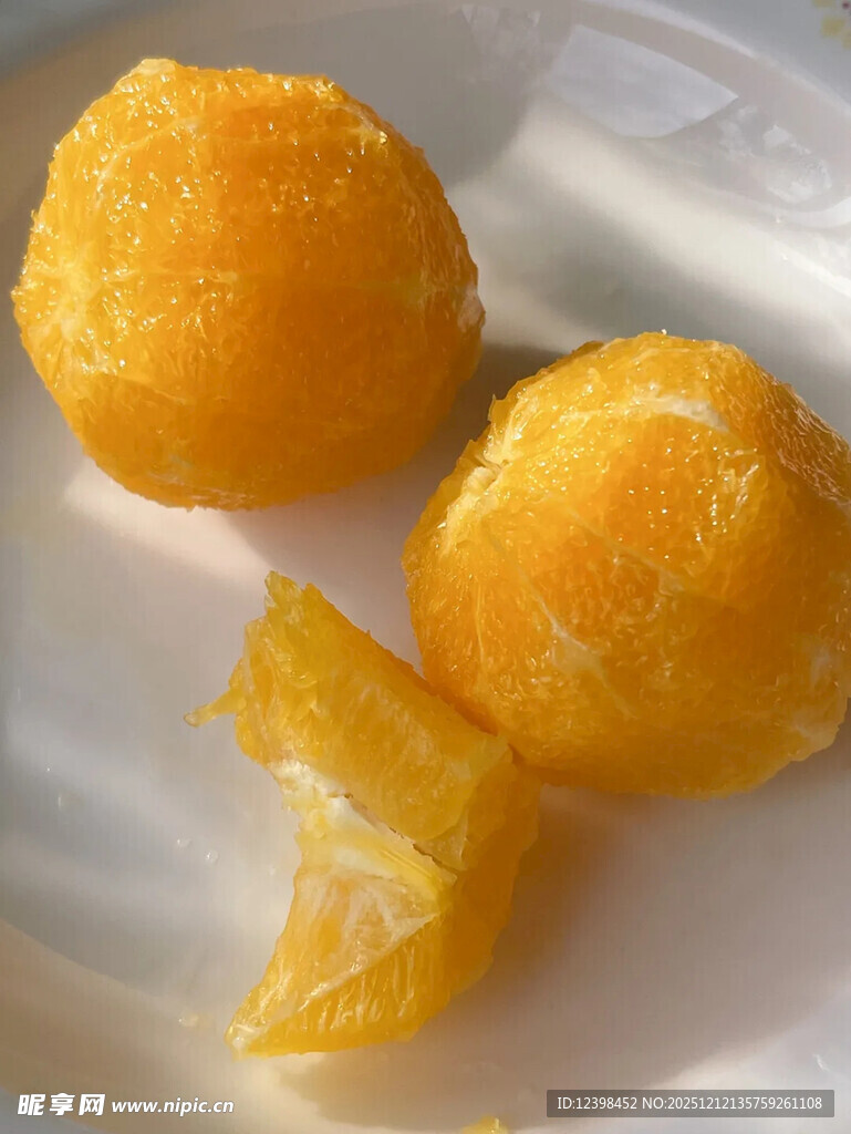 新鲜剥壳橙子果肉诱人