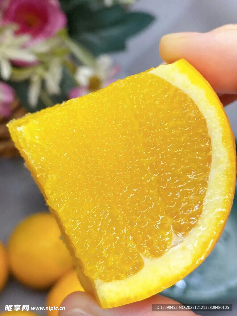 手持鲜橙切片特写