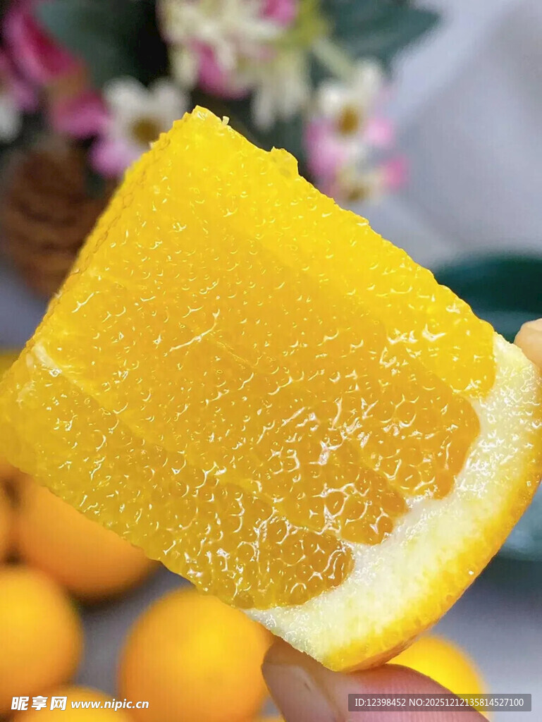 手捧多汁新鲜橙子果肉