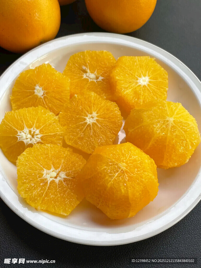 盘中新鲜橘子果肉