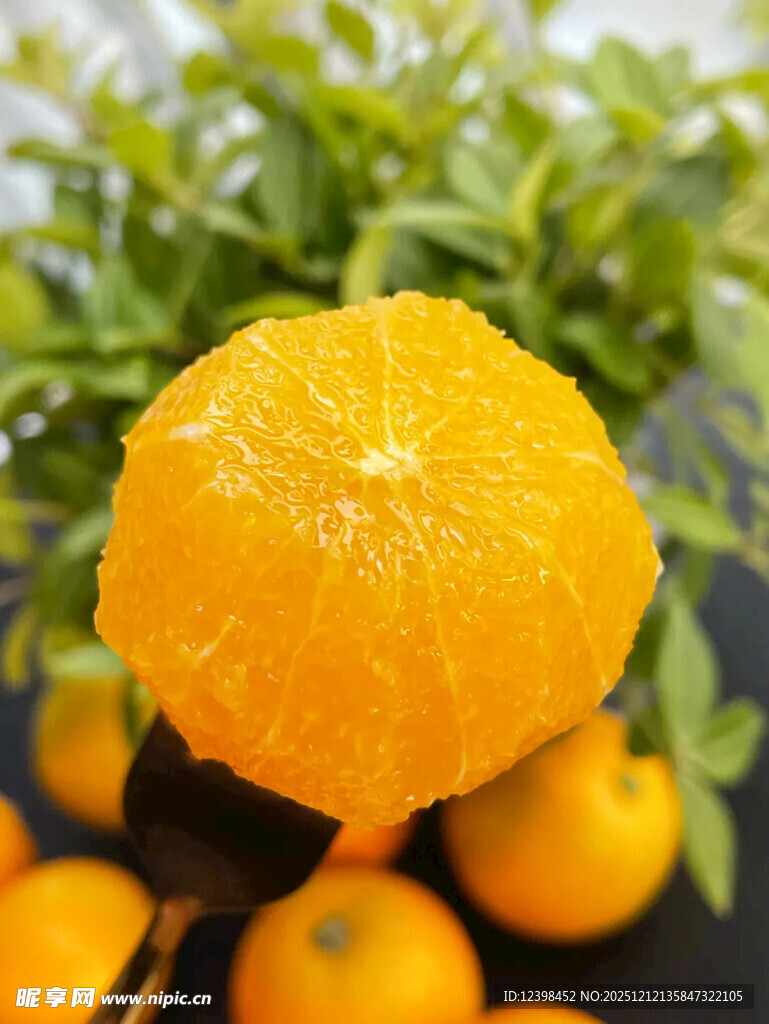 新鲜剥开的多汁橙子