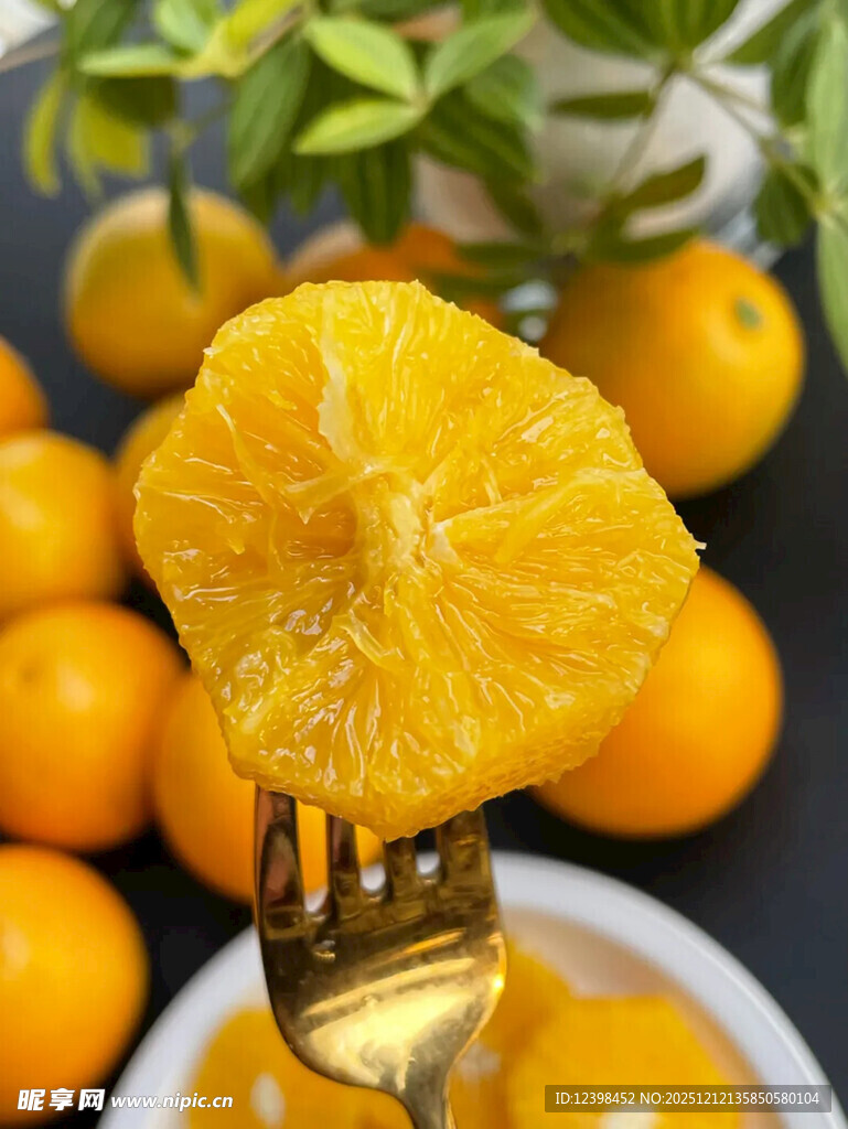 叉子上的新鲜剥开的橘子