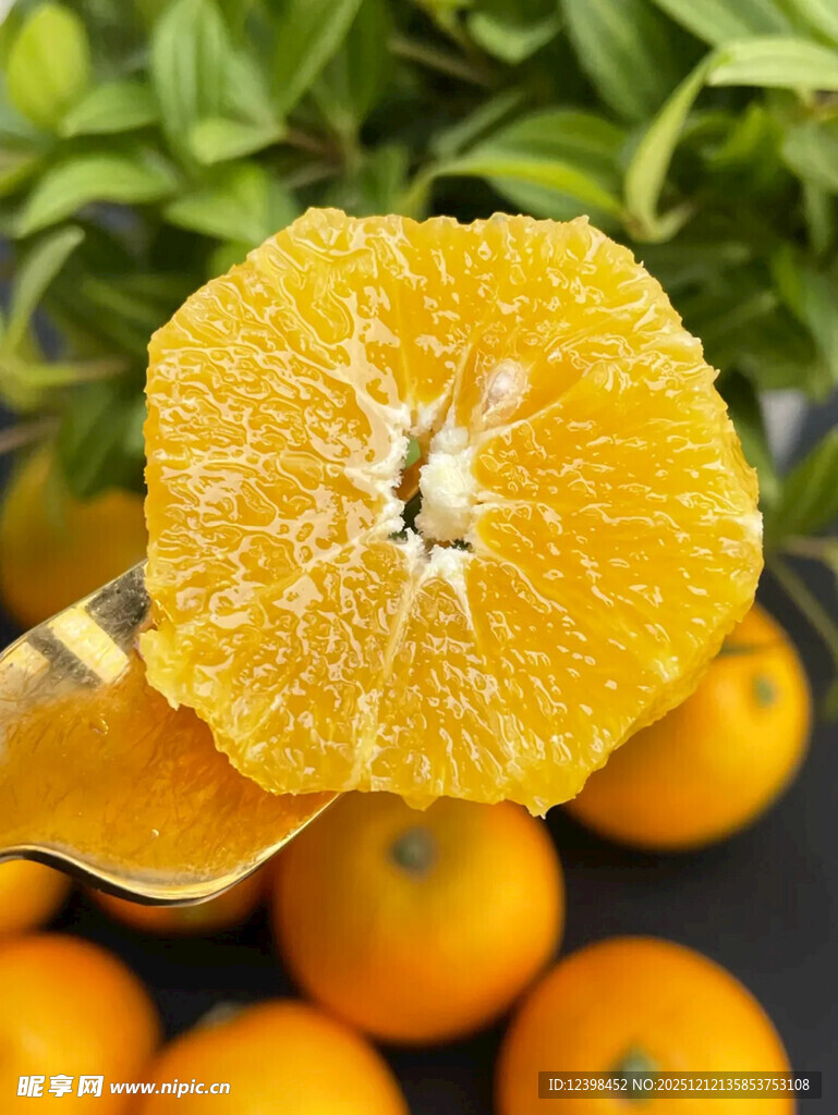 剥开的鲜嫩多汁小金桔