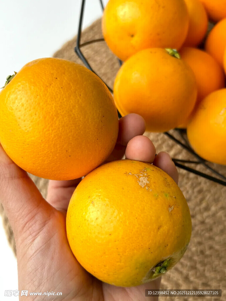 手捧新鲜饱满的橙子