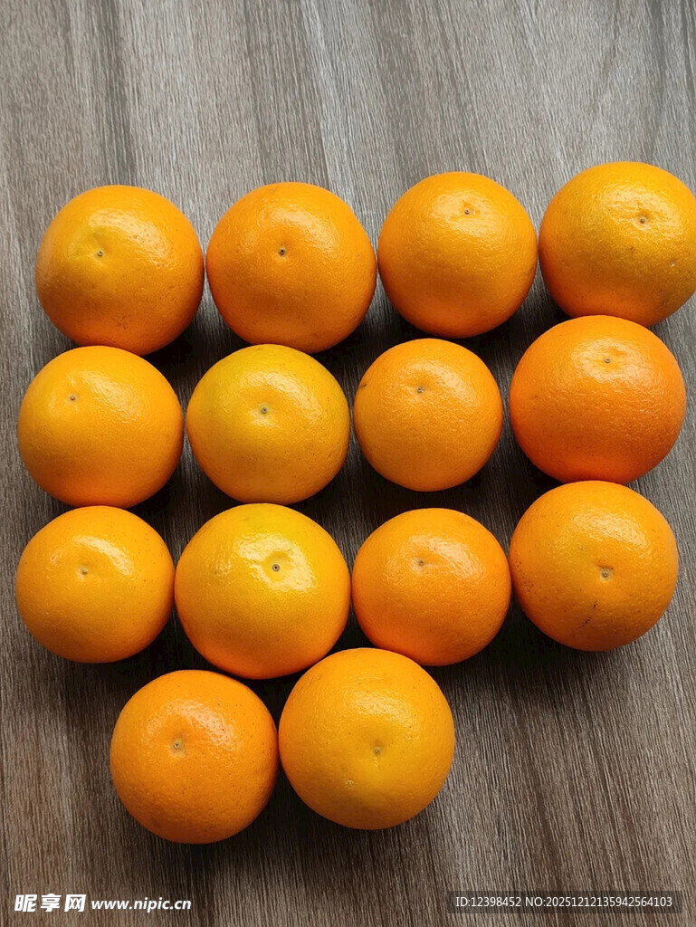 整齐摆放的新鲜橙子