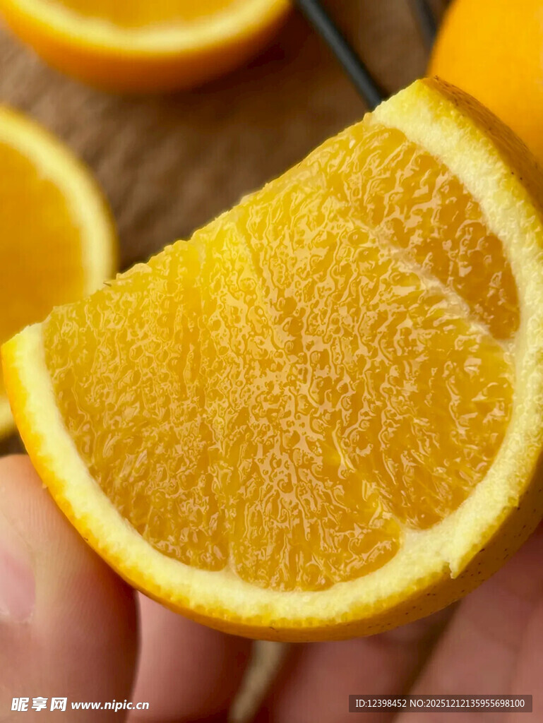 手持鲜切橙子特写