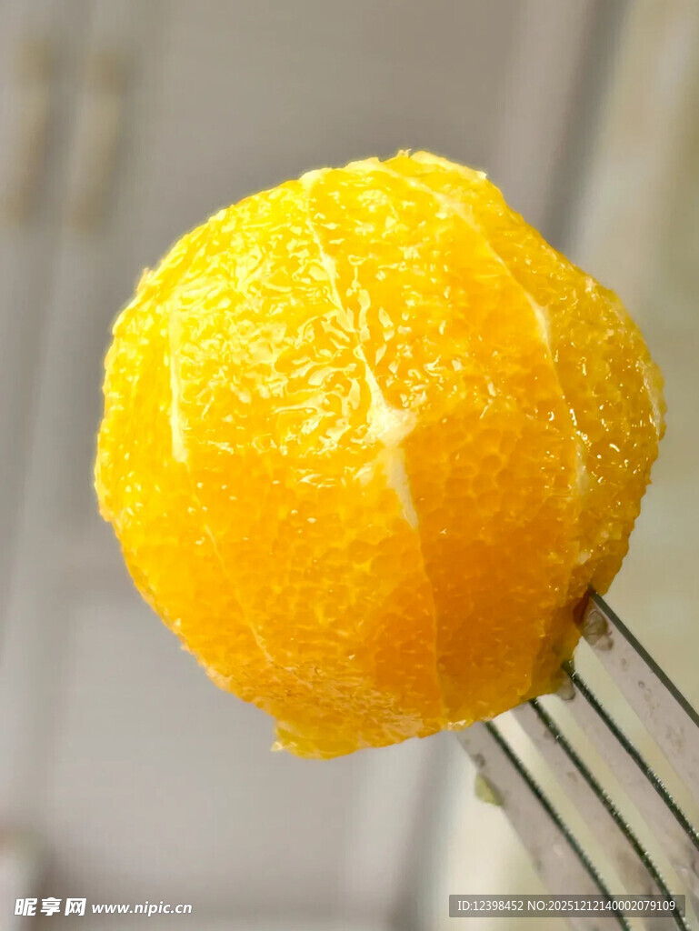 叉子上的剥好的新鲜橙子