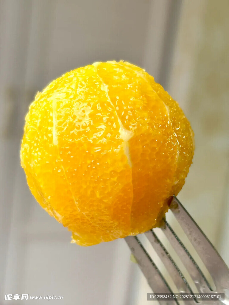 叉子上的鲜橙果肉