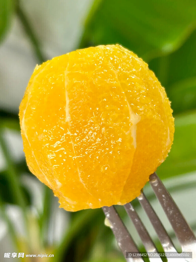 叉子上的鲜嫩黄桃果肉