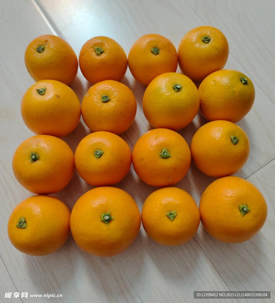 整齐摆放的新鲜橙子