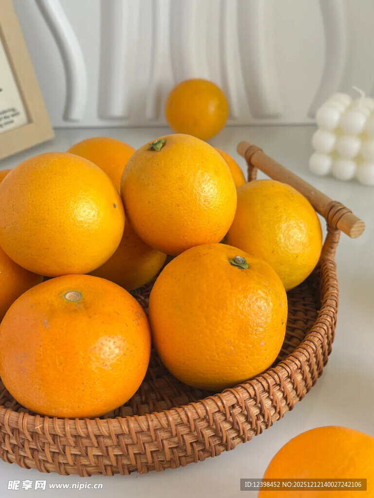 竹篮中的新鲜黄澄澄橘子