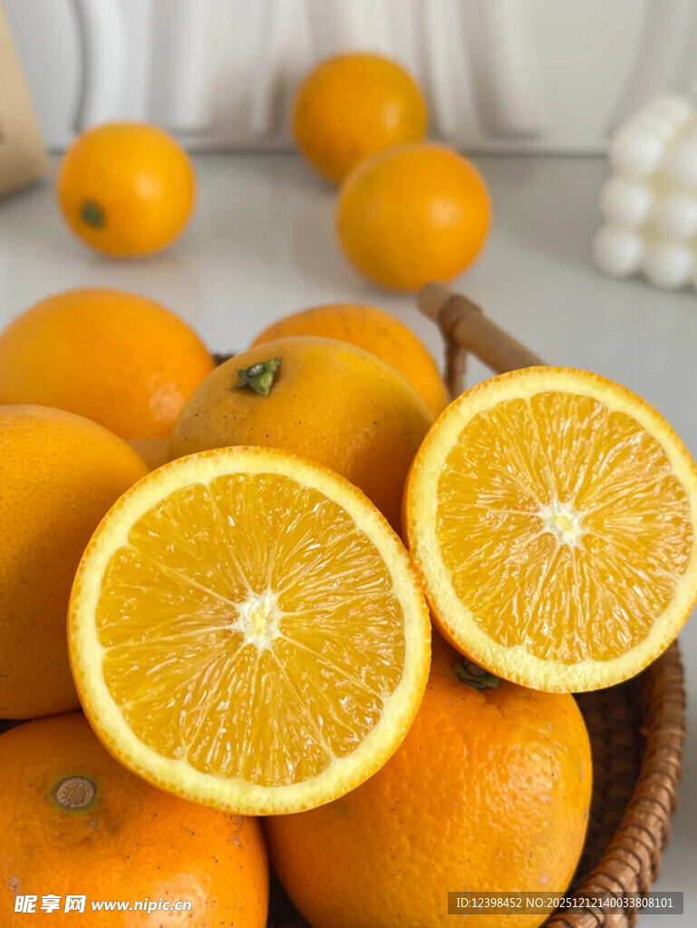 篮子里的新鲜橙子