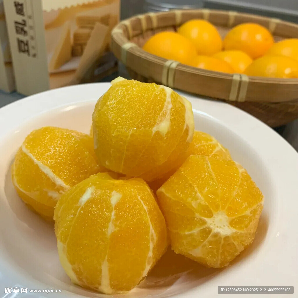 新鲜剥好的美味橙子