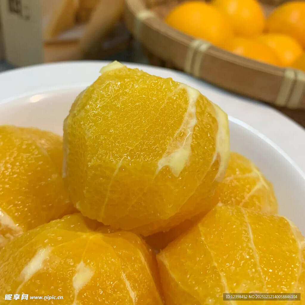 新鲜剥好的橙子果肉