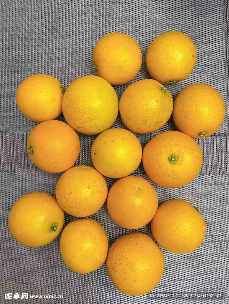 一堆新鲜橙子摆放画面