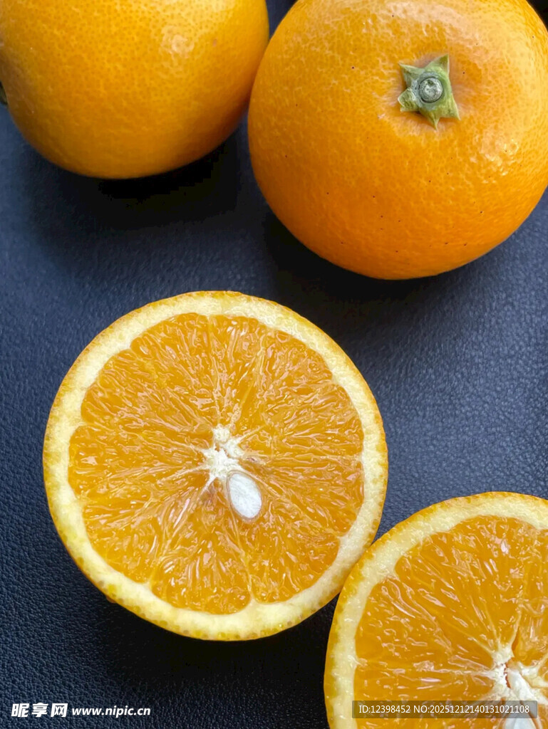 新鲜切开的多汁橙子