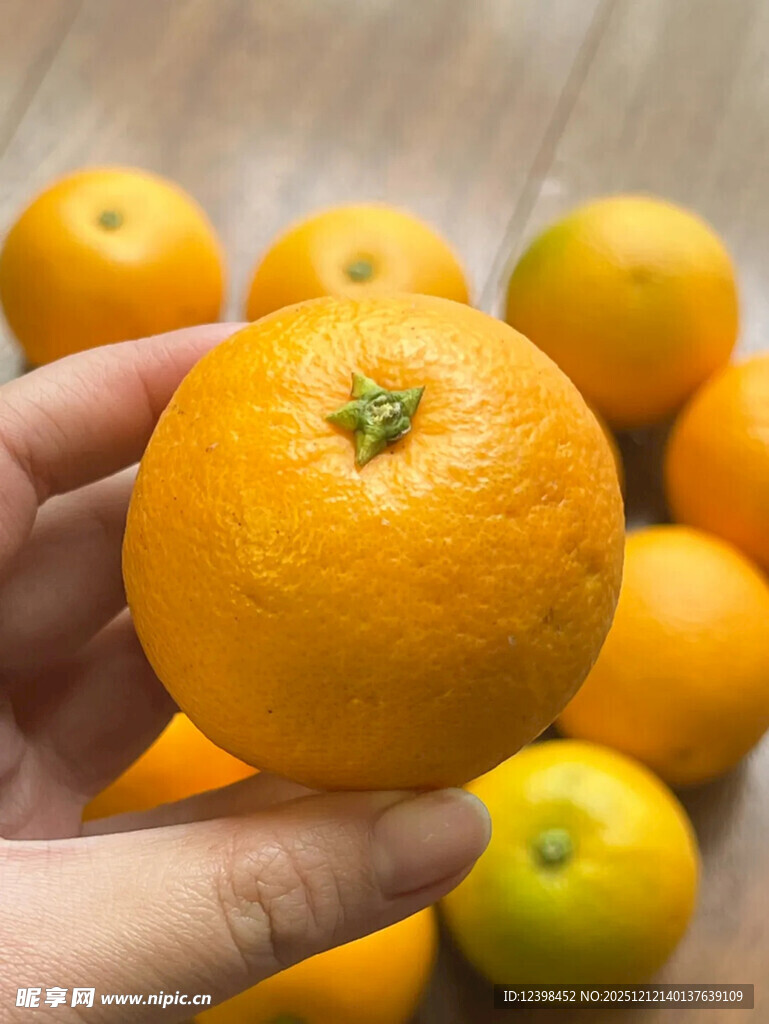 手捧新鲜饱满的橙子