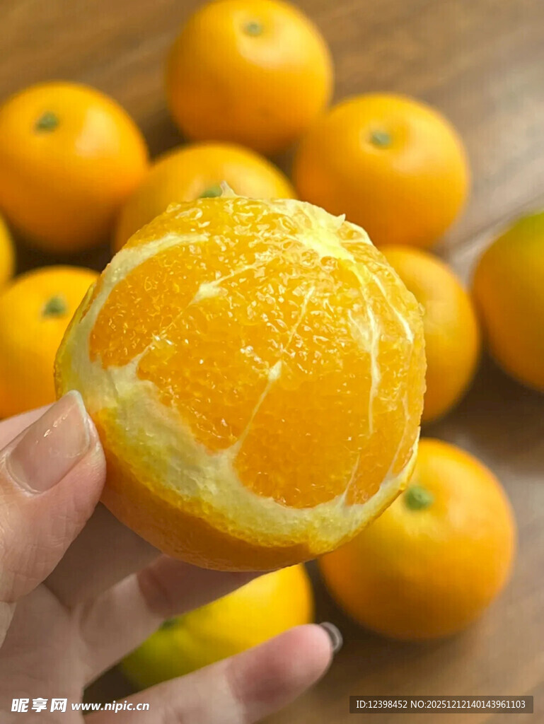 剥开的新鲜橙子