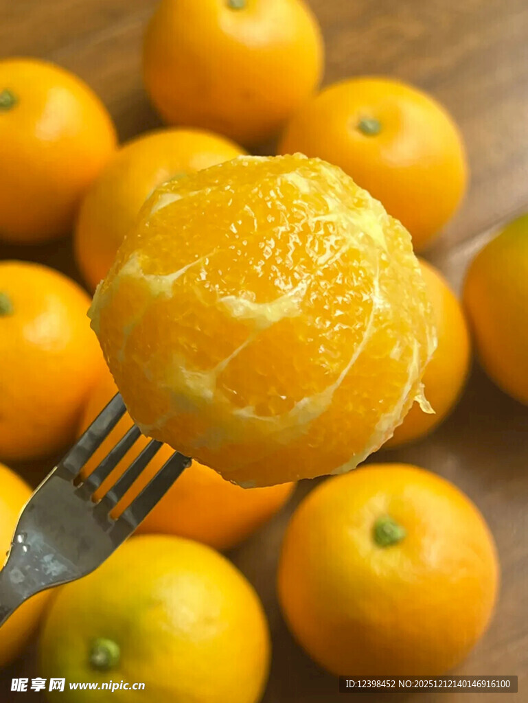 叉子上的剥好的新鲜金桔