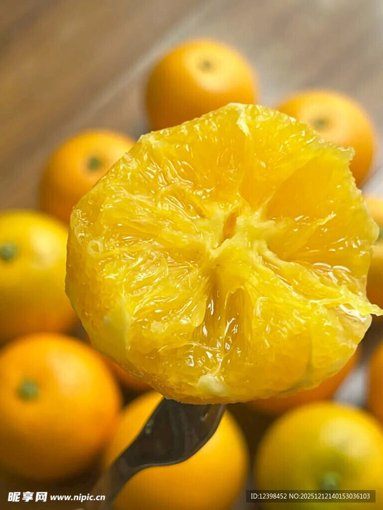 剥开的鲜橙与整颗橙子