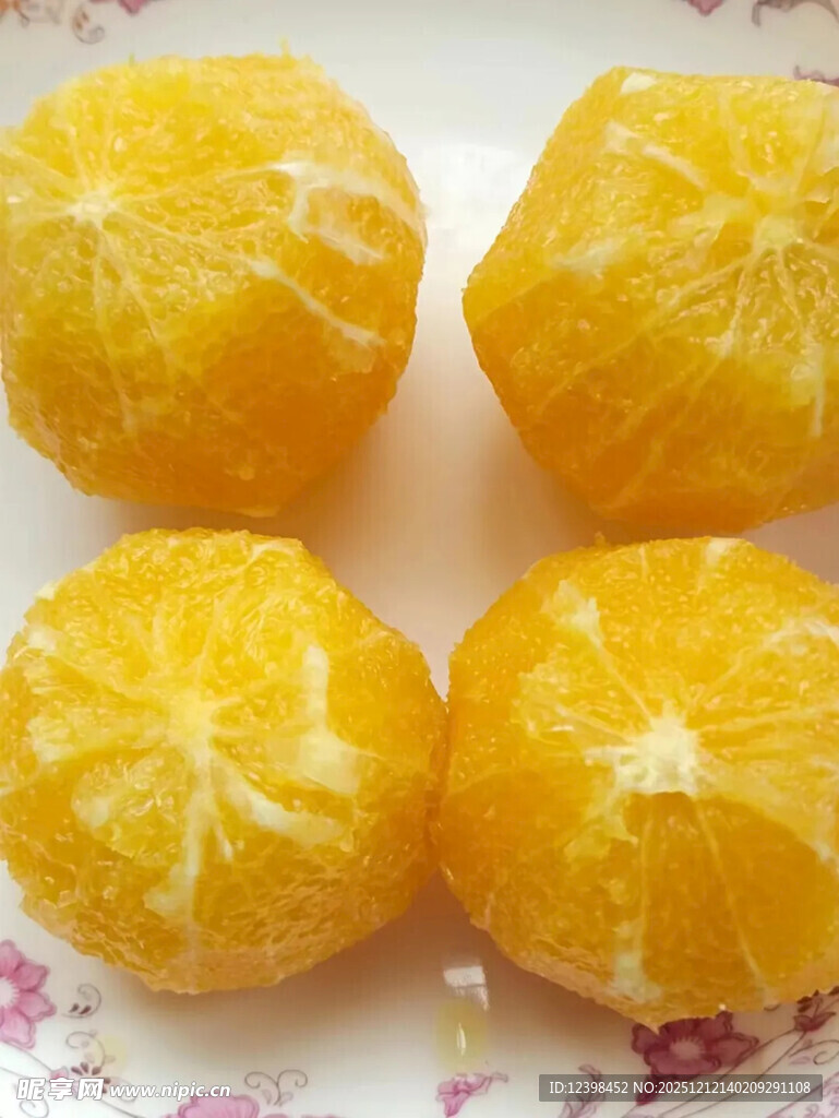 新鲜去皮橘子摆放在盘中