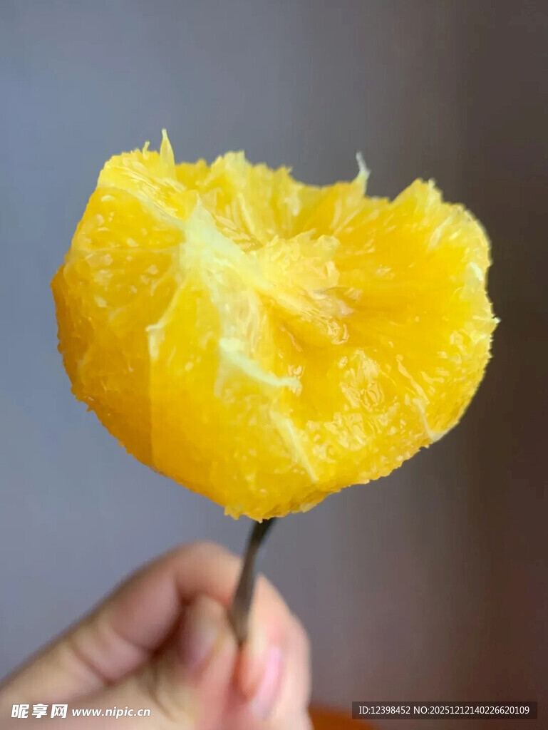 剥开的鲜嫩多汁橙子果肉